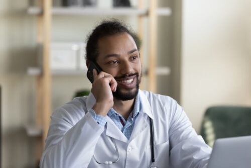 Persona de vuelta en su lugar de trabajo tras la cirugía